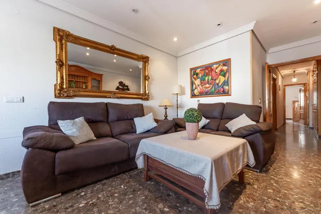Piso de 3 dormitorios en Puerto de Estepona a 100 metros del paseo maritimo. — 12