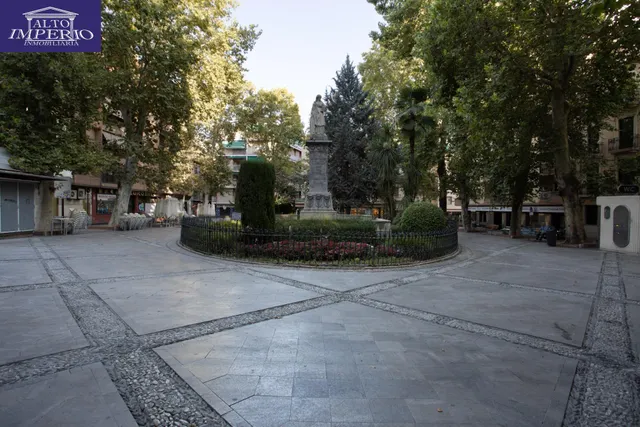 Piso en esquina con terraza y vistas a Plaza Mariana Pineda, Granada — 50
