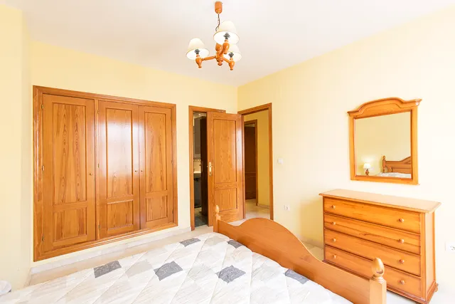 Albayzin bajo zona. piso 3 dormitorios. 2 baños. salón. cocina. calefacción. luminoso. — 6