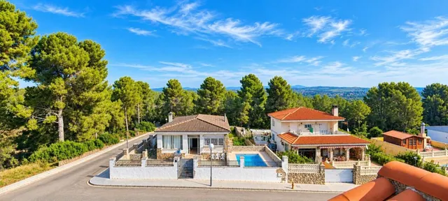 Espectacular Chalet Adosado con Piscina, Terrazas y Diseño Exclusivo — 3