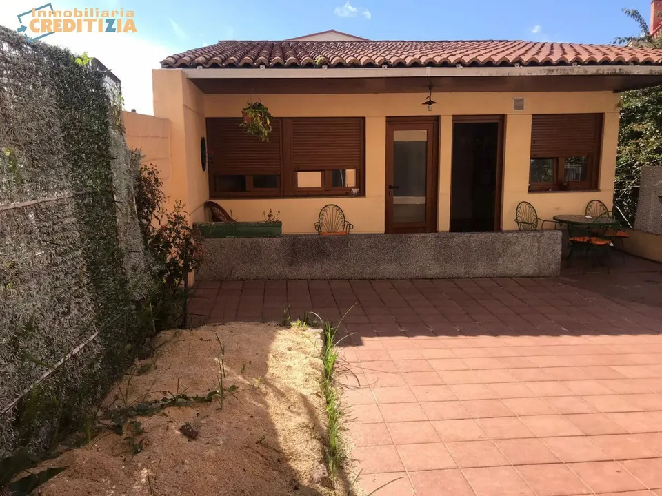 CASA CON TERRAZA Y PISO