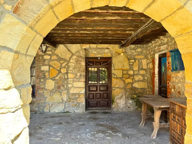 CONJUNTO DE EDIFICACIONES CON TERRENO URBANO EN LA REVILLA. — 14
