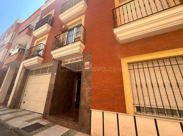 SE VENDE piso OKUPA en C Levante de Roquetas de Mar - foto 2