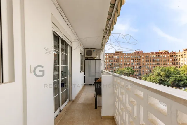 Comprar piso reformado con garaje junto a Plaza Xúquer — 20