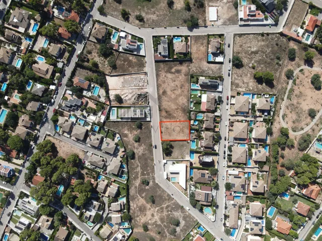 PARCELA URBANA DE 696 m2 EN MONTE COLORADO — CREA EL CHALET QUE IMAGINAS — 32