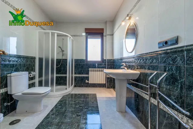 CHALET dividido en dos viviendas con piscina y zona ajardinadas. — 11