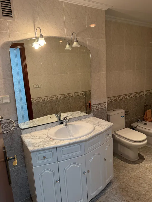 Piso con ascensor, 4 dormitorios, 2 baños, cocina 19 m2 con patio pisable, salon comedor, tres piezas a la calle. — 29