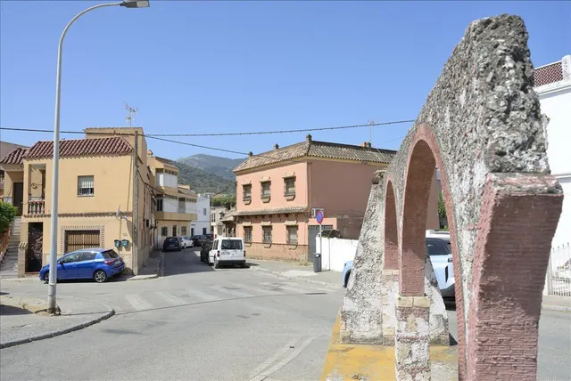 ¡GRAN CASA ADOSADA DE 351 M2 CON ENORME POTENCIAL EN ALGECIRAS! — 24