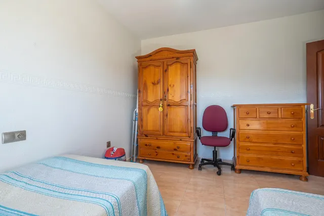 HUERCAL ALMERIA - LOS PINOS: TRIPLEX 4 DORMITORIOS + 3 BAÑOS + GARAJE SOTANO AMPLIO CON BODEGA + PATIO — 32