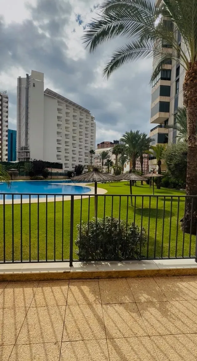 Apartamento en Benidorm con vistas panorámicas, gran terraza acristalada y urbanización con piscinas — 14