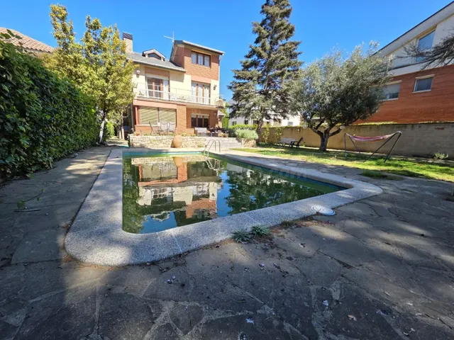 VENTA CASA EN IGUALADA ZONA SET CAMINS GARAJE, JARDÍN Y PISC