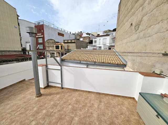 Se vende casa en casco antiguo de Oropesa, detrás del ayuntamiento. Casa con fachada a 3 calles — 33