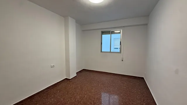 Piso en alquiler de tres dormitorios y dos baños completos. — 12
