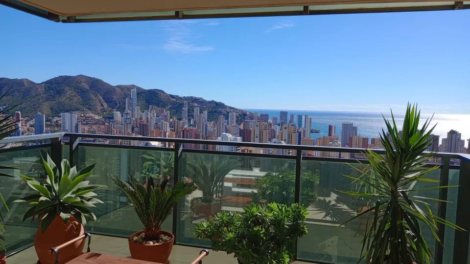 Apartamento de esquina con 2 terrazas 100m2 +16m2 y vistas espectaculares al mar y Benidorm.