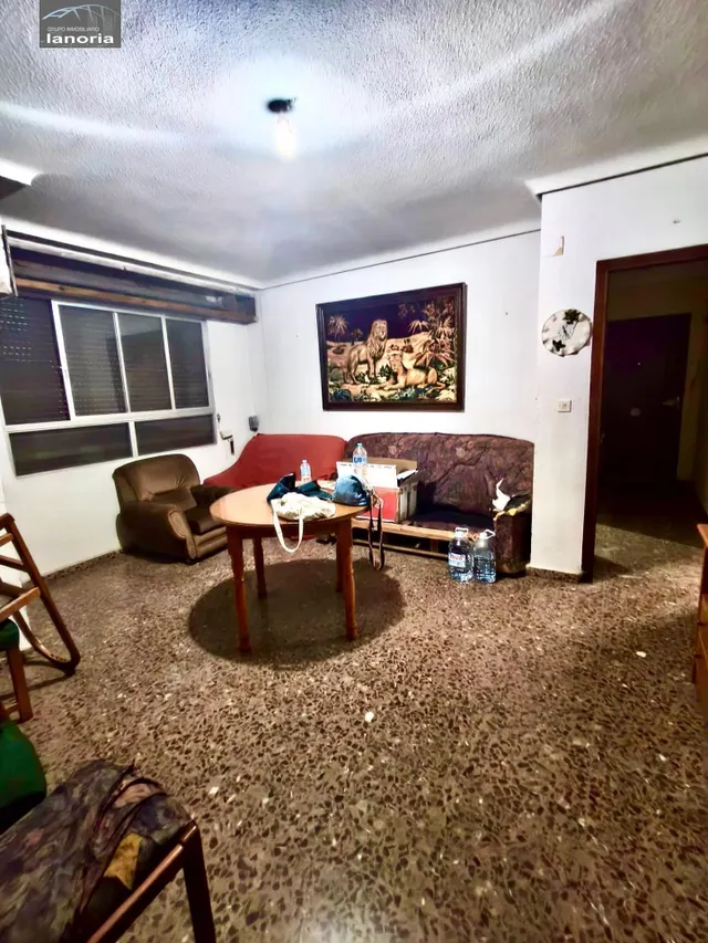 Grupo la Noria VENDE piso CON ascensor para REFORMAR y cochera individual con vado. 3 habitaciones, 1 baño. — 9