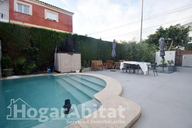 Atractivo chalet amplio con piscina privada, garaje y terraza, todo amueblado y cerca de la playa. — 2
