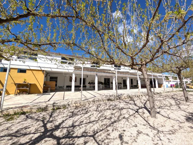 En venta Finca rústica con chalet privado e instalaciones de - foto 3