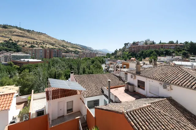 Magnífico adosado con apartamento independiente en Bola de Oro, Granada — 27