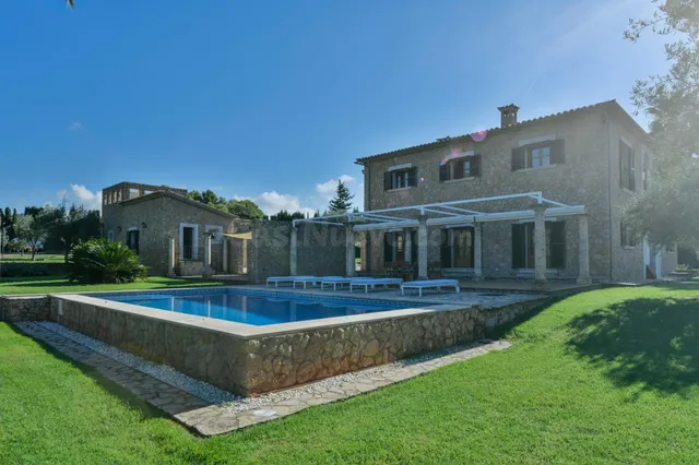 UNA VILLA ÚNICA EN ALARÓ: 22.000 M2 DE NATURALEZA, PRIVACIDA - foto 2