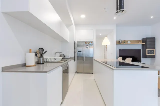 Espectacular bajo vivienda de techos altos PREMIUM en ZALAET - foto 2