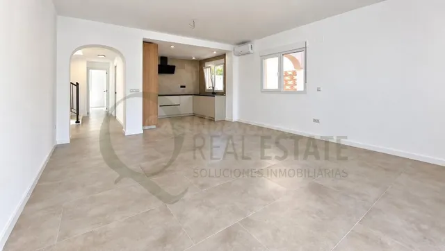 Chalet independiente con jardín y amplias terrazas en Lanuza, El Campello. — 3