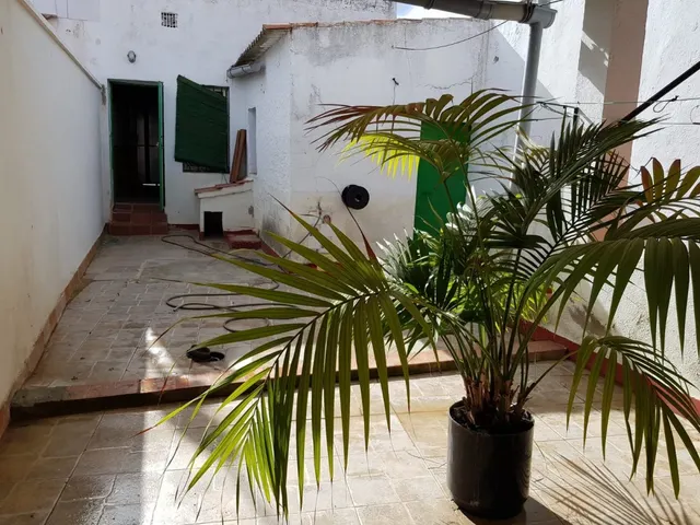 CASA CON COCHERA Y SALIDA A DOS CALLES — 3