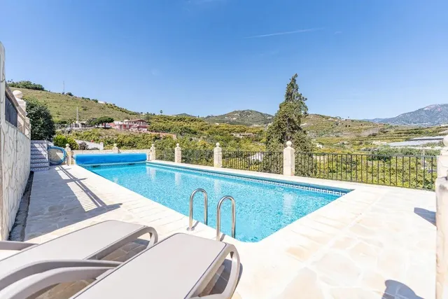 Villa exclusiva con piscina privada y casa de invitados inde