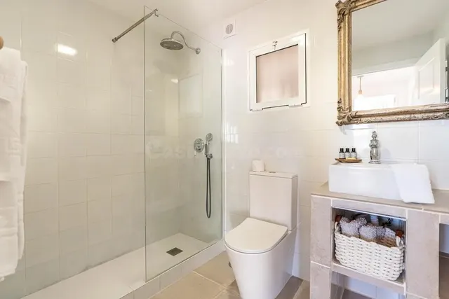 Villa exclusiva con piscina privada y casa de invitados independiente — 13