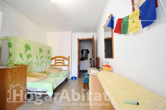 ¡4 DORMITORIOS! MUY AMPLIO CON BALCÓN EN EL CENTRO — 28