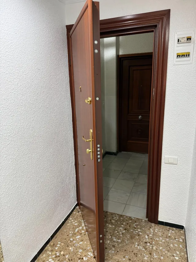 Piso con ascensor, 4 dormitorios, 2 baños, cocina 19 m2 con patio pisable, salon comedor, tres piezas a la calle. — 12