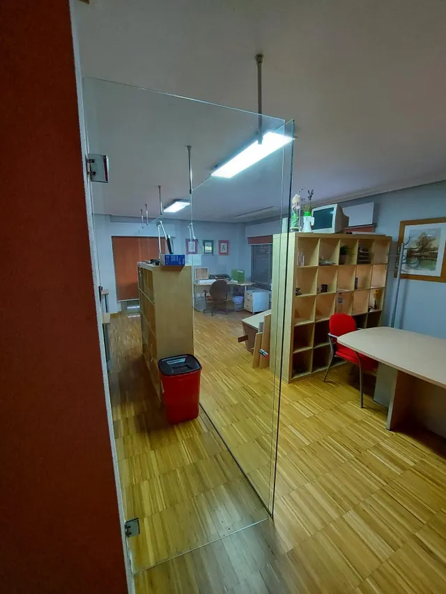 SE VENDE O ALQUILA LOCAL DE OFICINAS Y DESPACHOS EN BENIAJAN — 26