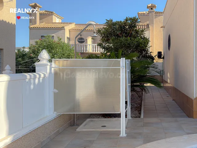 Orihuela Costa! Impresionante Villa Mediterranea con generosa parcela y amplias terrazas + Solarium privado con vistas panorámicas y piscina privada — 3