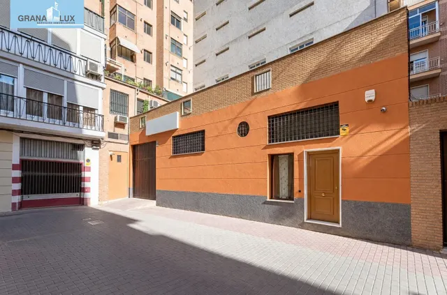 AMPLIA PLANTA BAJA JUNTO ARABIAL CON GARAJE — 20