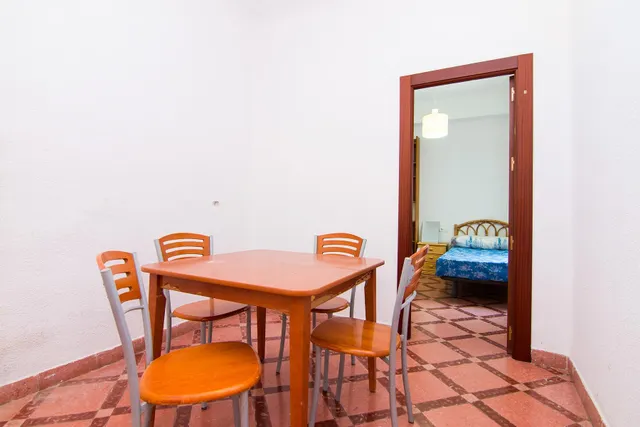 Por debajo de la Plaza Trinidad, a un paso de Facultad de Traductores, Derecho, Escuela de Arte y Oficios. Actualmente 6 estancias(incluido el salón). un cuarto de baño, un aseo, cocina. Techos Alto — 11