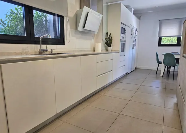 Vivienda unifamiliar pareada en urbanización de 18 vecinos, de 2019, con 230 m2 construidos, 200 m2 de jardín y piscina comunitaria, ubicada en la mejor zona de Córdoba — 6