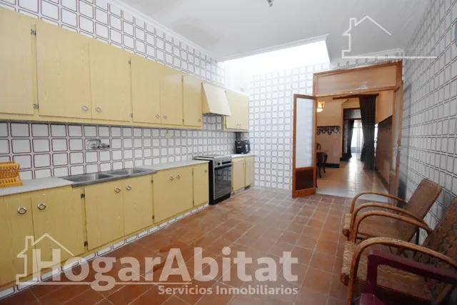 ¡Hazla a tu gusto! Gran casa para reformar con terraza y balcón, cerca del ayuntamiento — 38