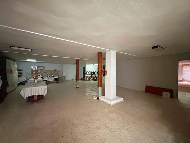 LOCAL COMERCIAL CÉNTRICO CON OCHO ESCAPARATES — 5