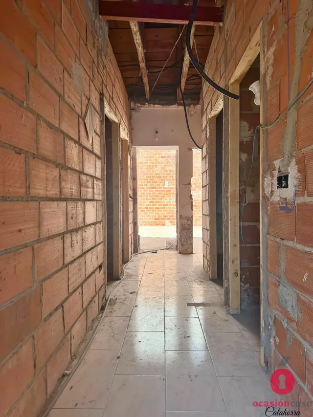 Amplia casa en construcción - zona muy baja campo de la verdad — 6