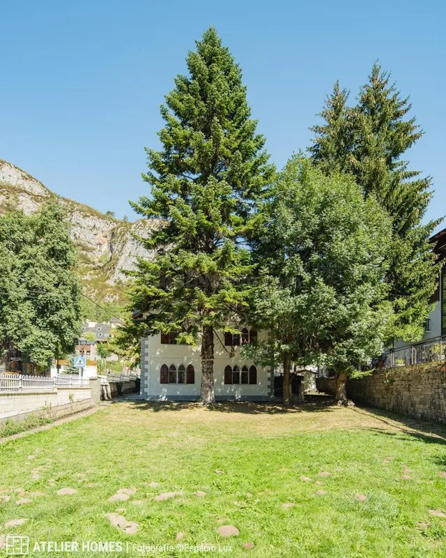 Villa histórica con 900 m2 de jardín en el corazón de Canfranc-Estación — 4