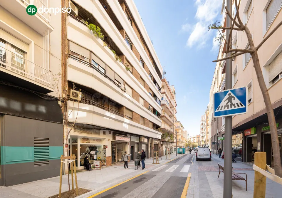 VIVIENDA EN ZONA CENTRO - ALHAMAR, CON PLAZA DE GARAJE Y CALEFACCIÓN