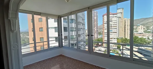 OPORTUNIDAD EN BENIDORM! PISO DENTRO DE URBANIZACIÓN Y CON E - foto 4
