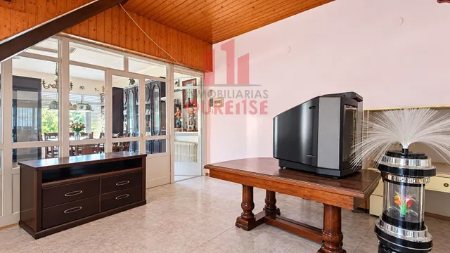 Casa de tres plantas con terraza y garaje amplio cerca del pazo de bentraces — 24