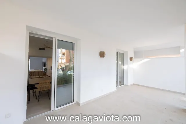 Planta baja con piscina privada y amplias terrazas — 8