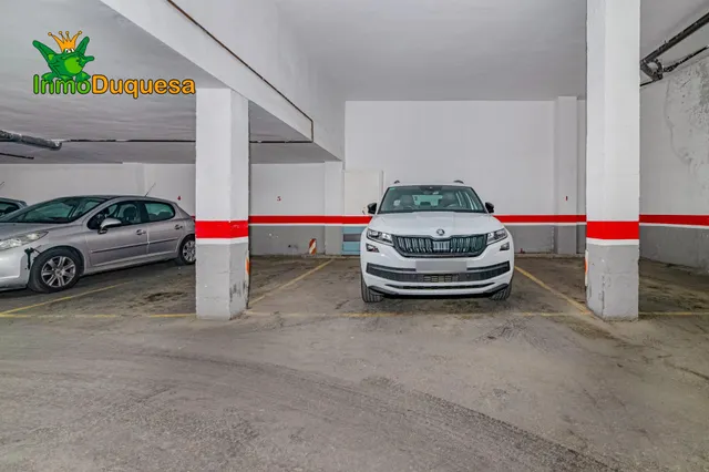 Piso de 4 dorm. con ascensor y Plaza de aparcamiento. Avda. de Madrid. — 9