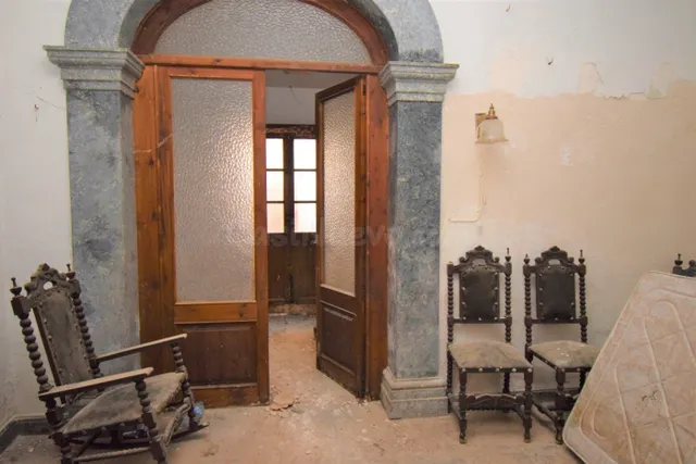 Casa de pueblo para reformar con dos accesos y gran potencia