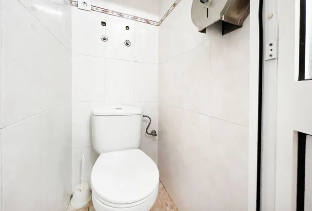 LOCAL COMERCIAL EN CÁDIZ CON MUCHAS POSIBILIDADES — 18