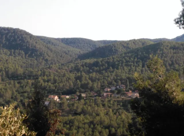 Espectacular terreno que da a dos calles, en Corbera de Llobregat, cerca Hotel Can Fisa. — 6