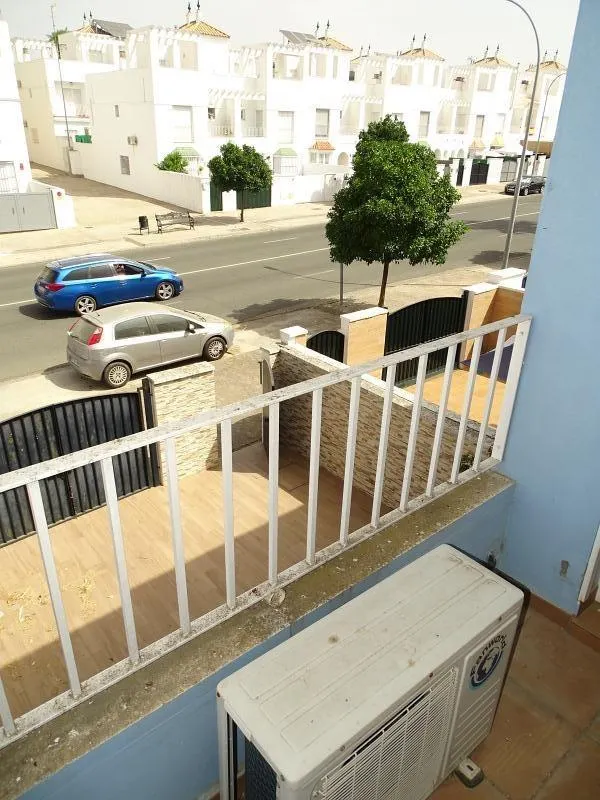 Casa de 3 dormitorios con patio, porche y terraza en Gerena, Sevilla — 9