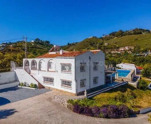 Villa exclusiva con piscina privada y casa de invitados independiente — 30