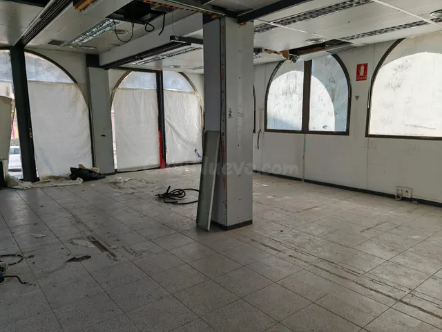 LOCAL COMERCIAL AL LADO DE LA ESTACIÓN Y LA CARRETERA PRINCI - foto 2